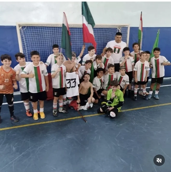 Equipo infantil celebrando una jornada de fútbol
