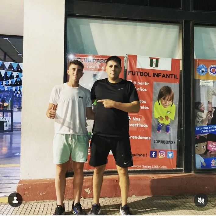 Marcelo Prahim junto a un jugador juvenil