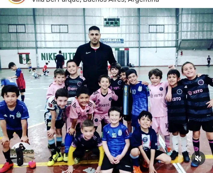 Equipo infantil en una jornada deportiva bajo techo