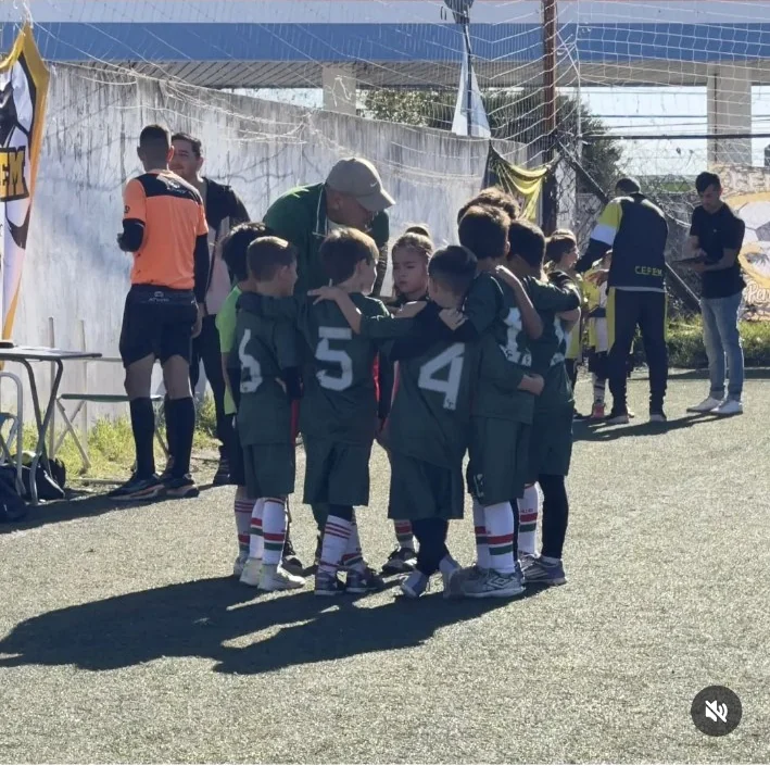 Equipo infantil reunido en una cancha exterior