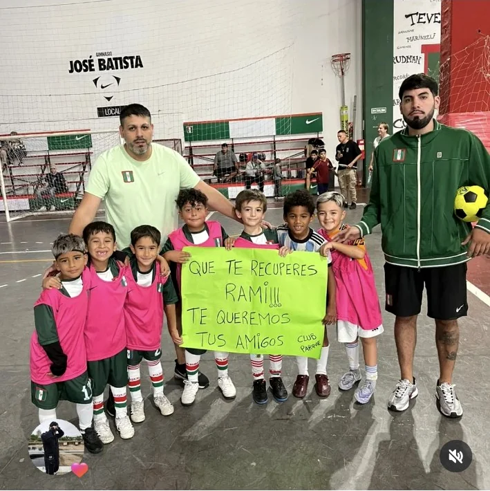 Equipo infantil mostrando un mensaje de apoyo a un compañero
