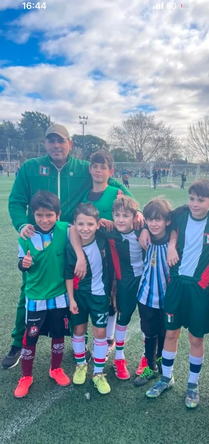 Marcelo Prahim junto a jugadores infantiles